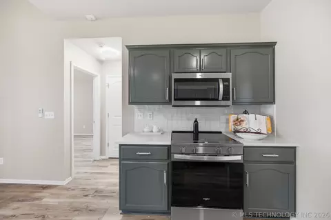 Kitchen - 20109 E 37th Pl S, Broken Arrow, OK 74014 photo 3 of 5