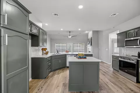 Kitchen - 20109 E 37th Pl S, Broken Arrow, OK 74014 photo 4 of 5