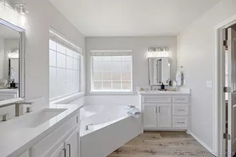 Bath - 20109 E 37th Pl S, Broken Arrow, OK 74014 photo 4 of 5
