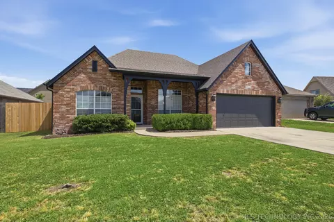 Exterior - 20109 E 37th Pl S, Broken Arrow, OK 74014 photo 2 of 4