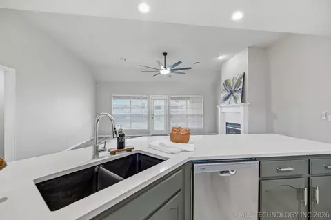Kitchen - 20109 E 37th Pl S, Broken Arrow, OK 74014 photo 2 of 5
