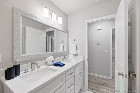 Bath - 20109 E 37th Pl S, Broken Arrow, OK 74014 photo 2 of 5