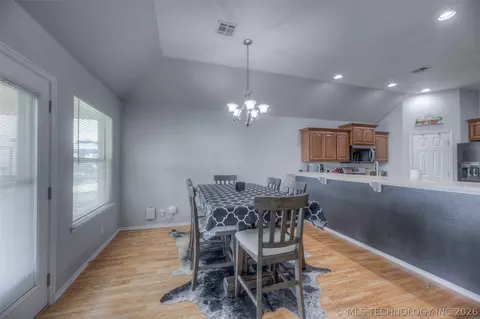 Dining - 3318 E Fairmont Pl, Broken Arrow, OK 74014 photo 1 of 2