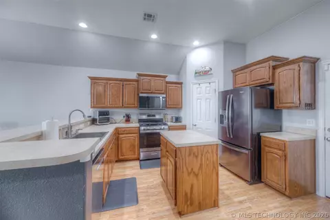 Kitchen - 3318 E Fairmont Pl, Broken Arrow, OK 74014 photo 2 of 3