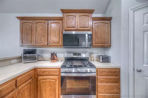 Kitchen - 3318 E Fairmont Pl, Broken Arrow, OK 74014 photo 3 of 3