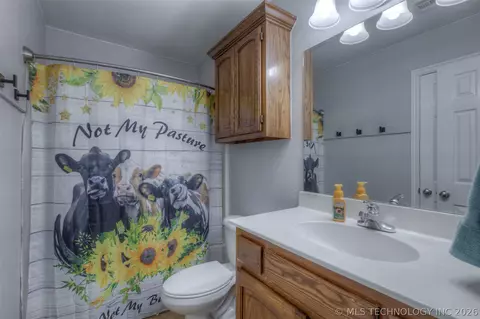 Bath - 3318 E Fairmont Pl, Broken Arrow, OK 74014 photo 4 of 4