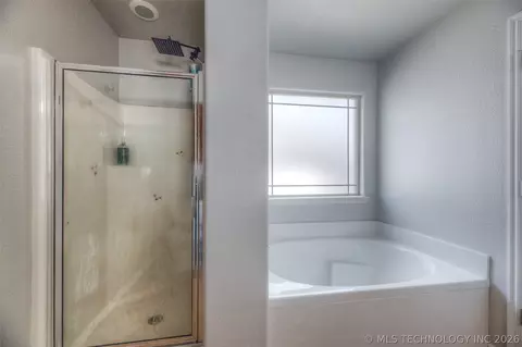 Bath - 3318 E Fairmont Pl, Broken Arrow, OK 74014 photo 1 of 4