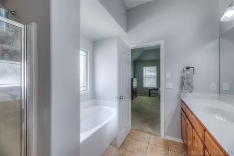 Bath - 3318 E Fairmont Pl, Broken Arrow, OK 74014 photo 2 of 4