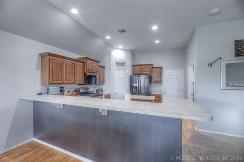 Kitchen - 3318 E Fairmont Pl, Broken Arrow, OK 74014 photo 1 of 3