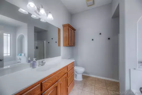 Bath - 3318 E Fairmont Pl, Broken Arrow, OK 74014 photo 3 of 4