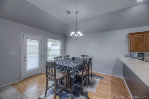 Dining - 3318 E Fairmont Pl, Broken Arrow, OK 74014 photo 2 of 2
