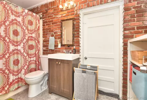 Bath - 7423 E 30th St, Tulsa, OK 74129 photo 1 of 2