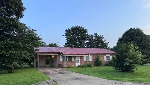 1106 W Hickory St, Stilwell, OK 74960