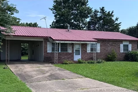 1106 W Hickory St, Stilwell, OK 74960
