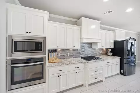 Kitchen - 21401 E 104th St S, Broken Arrow, OK 74014 photo 4 of 5