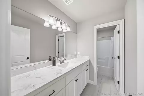 Bath - 21401 E 104th St S, Broken Arrow, OK 74014 photo 6 of 7
