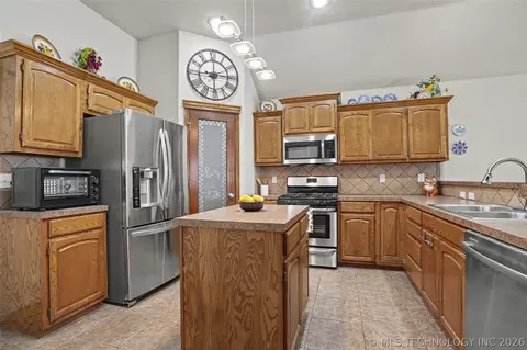 Kitchen - 716 E Boston St, Broken Arrow, OK 74012 photo 2 of 6