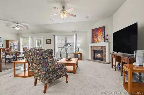 Living - 716 E Boston St, Broken Arrow, OK 74012 photo 1 of 3