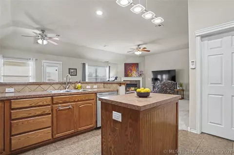 Kitchen - 716 E Boston St, Broken Arrow, OK 74012 photo 4 of 6