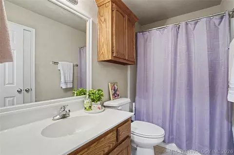 Bath - 716 E Boston St, Broken Arrow, OK 74012 photo 4 of 4