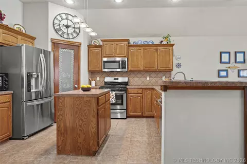 Kitchen - 716 E Boston St, Broken Arrow, OK 74012 photo 1 of 6