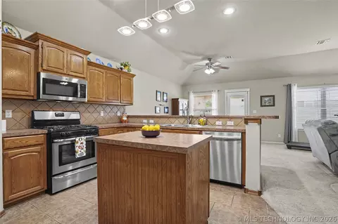 Kitchen - 716 E Boston St, Broken Arrow, OK 74012 photo 3 of 6
