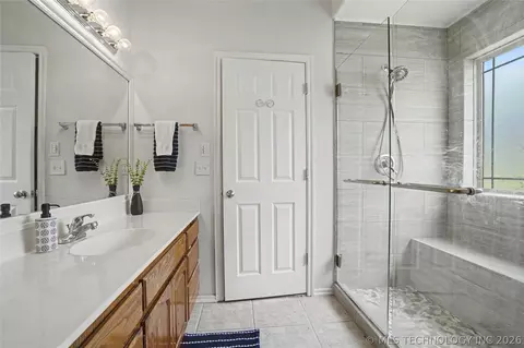 Bath - 716 E Boston St, Broken Arrow, OK 74012 photo 3 of 4