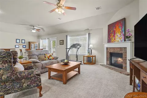Living - 716 E Boston St, Broken Arrow, OK 74012 photo 2 of 3