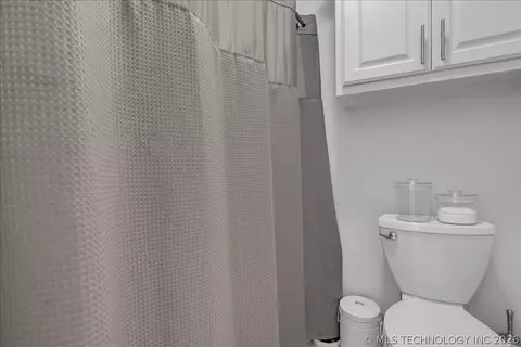 Bath - 5520 E 90th Ct, Tulsa, OK 74137 photo 7 of 11