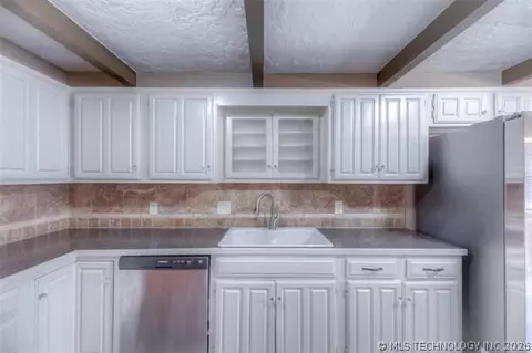 Kitchen - 9031 E 67th Pl, Tulsa, OK 74133 photo 1 of 3