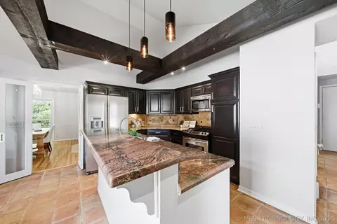 Kitchen - 7224 E 78th St, Tulsa, OK 74133 photo 1 of 6