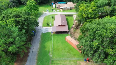 601 E Womack, Colbert, OK 74733 photo 4