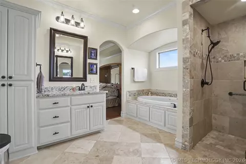 Bath - 21314 E 113th St S, Broken Arrow, OK 74014 photo 4 of 5