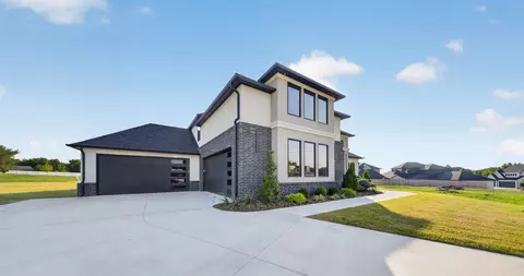 Exterior - 8117 Elgin St, Broken Arrow, OK 74014 photo 2 of 7