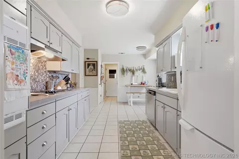 Kitchen - 6652 E 46th Pl, Tulsa, OK 74145 photo 3 of 4