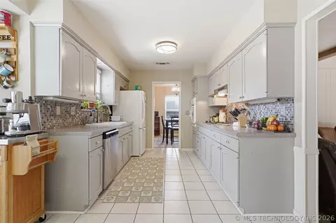 Kitchen - 6652 E 46th Pl, Tulsa, OK 74145 photo 2 of 4