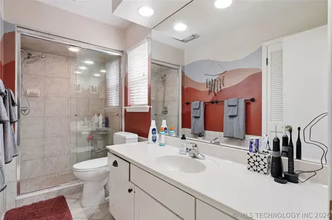 Bath - 6652 E 46th Pl, Tulsa, OK 74145 photo 2 of 3