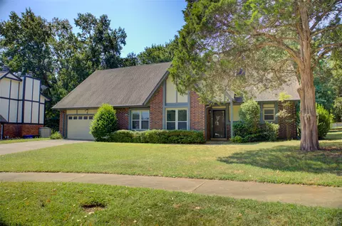 Exterior - 401 E Winston Ct, Broken Arrow, OK 74011 photo 2 of 8