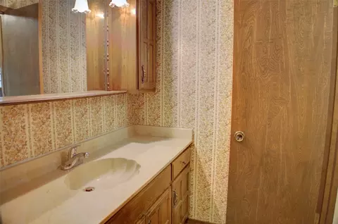 Bath - 401 E Winston Ct, Broken Arrow, OK 74011 photo 3 of 5