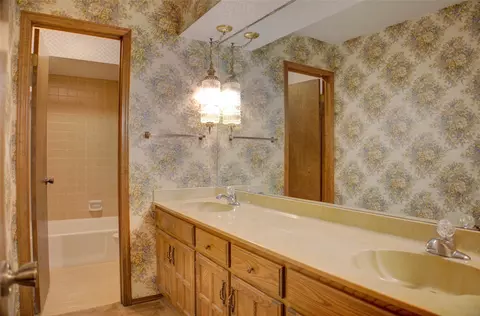 Bath - 401 E Winston Ct, Broken Arrow, OK 74011 photo 4 of 5