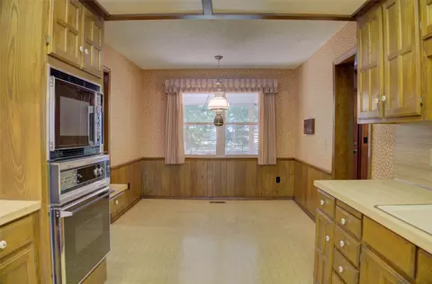 Kitchen - 401 E Winston Ct, Broken Arrow, OK 74011 photo 3 of 3