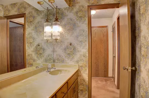 Bath - 401 E Winston Ct, Broken Arrow, OK 74011 photo 5 of 5