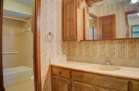Bath - 401 E Winston Ct, Broken Arrow, OK 74011 photo 1 of 5
