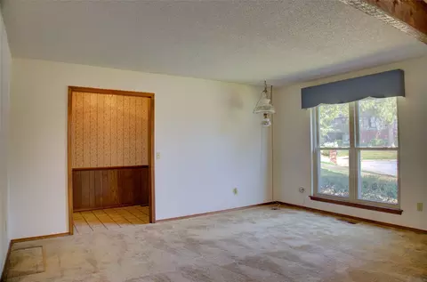 Living - 401 E Winston Ct, Broken Arrow, OK 74011 photo 3 of 6