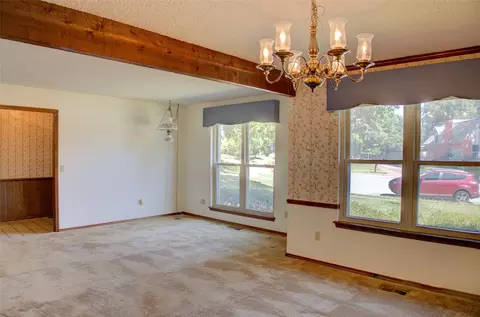 Living - 401 E Winston Ct, Broken Arrow, OK 74011 photo 5 of 6