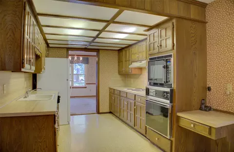 Kitchen - 401 E Winston Ct, Broken Arrow, OK 74011 photo 1 of 3