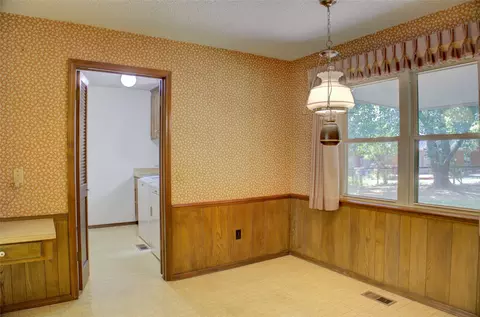 Dining - 401 E Winston Ct, Broken Arrow, OK 74011 photo 2 of 2