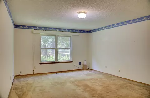 Bedroom - 401 E Winston Ct, Broken Arrow, OK 74011 photo 2 of 11