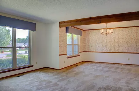 Living - 401 E Winston Ct, Broken Arrow, OK 74011 photo 2 of 6