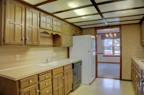 Kitchen - 401 E Winston Ct, Broken Arrow, OK 74011 photo 2 of 3